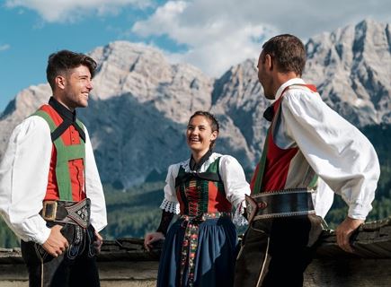 Cianté y soné sön munt - Singend und spielend in den Hütten