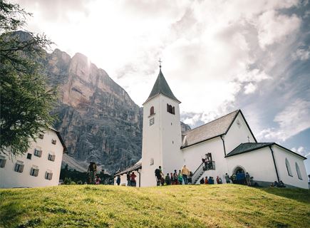 Ein architektonisches Juwel inmitten von Wäldern und Bauernhöfen