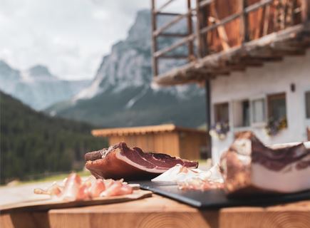 Saus dl Altonn stellt das Fleisch vom Lüch Arciara Hof vor